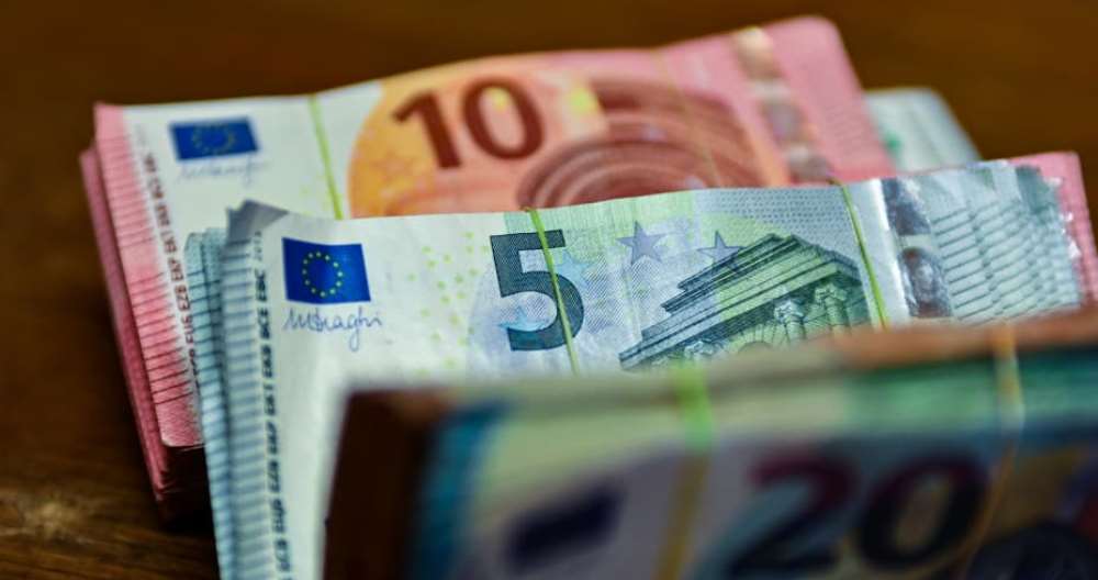 Euro shenon rekord te ri historik, zbret poshte 111 lekeve